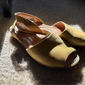Born Trang Sandals in Sunlight (yellow) size 9